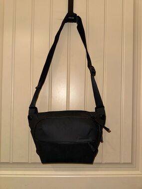 (SOLD) Peak Design Everyday Sling 3L Black Travel Modern Camera Bag